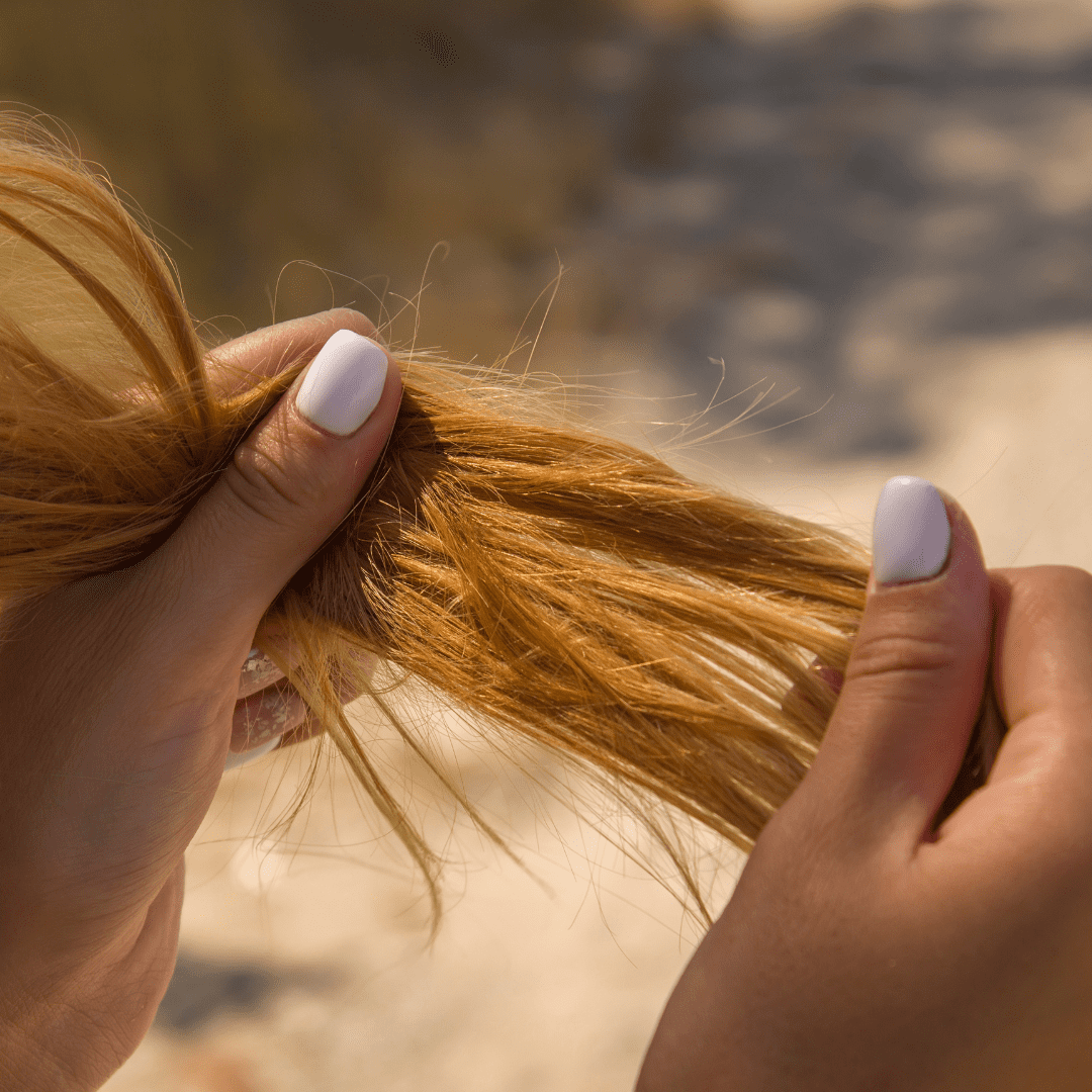 femme avec des cheveux abimés - Lissage brésilien kératine professionnel sans formol